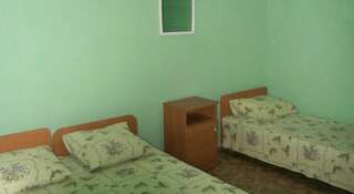 Гостевой дом Эмилия Судак Трехместный номер с основными удобствами-1