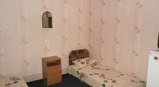 Гостевой дом Эмилия Судак Четырехместный номер с ванной комнатой-3