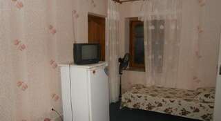 Гостевой дом Эмилия Судак Четырехместный номер с ванной комнатой-2